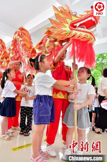 图为福州市高湖小学一年级新生体验福建省非物质文化遗产——福州高湖舞龙灯。　张斌 摄