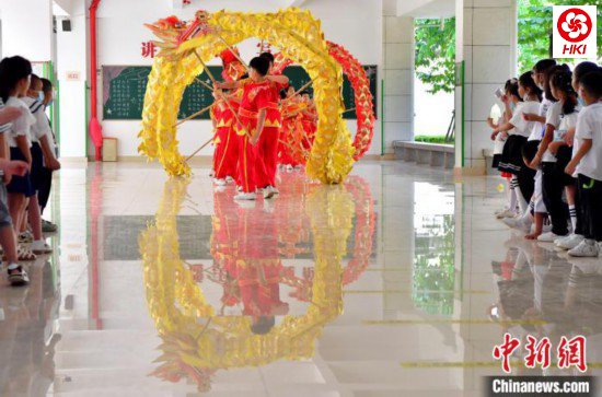 图为福州市高湖小学高年级学生为一年级新生表演福州高湖舞龙灯，受到新生们的欢迎。　张斌 摄