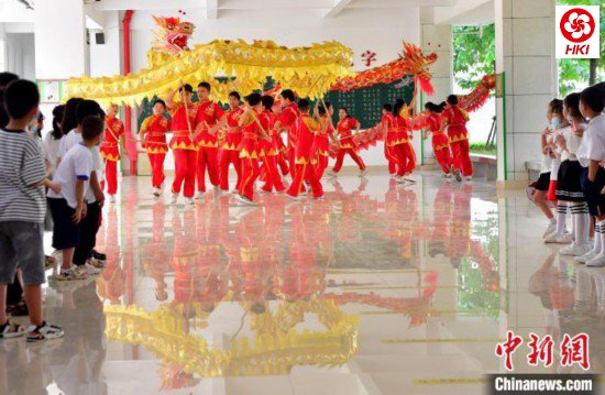 图为福州市高湖小学高年级学生为一年级新生表演福州高湖舞龙灯，受到新生们的欢迎。　张斌 摄