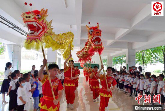 图为福州市高湖小学高年级学生为一年级新生表演福州高湖舞龙灯，受到新生们的欢迎。　张斌 摄